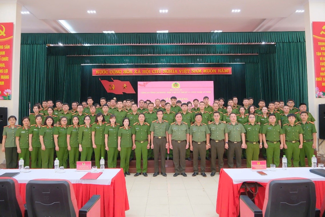 Học viện Kỹ thuật và Công nghệ an ninh phối hợp với Công an tỉnh Cao Bằng mở lớp Bồi dưỡng kiến thức bảo đảm an ninh, an toàn hệ thống cơ sở dữ liệu quốc gia về dân cư cho lực lượng thực hiện Đề án 06 năm 2026 